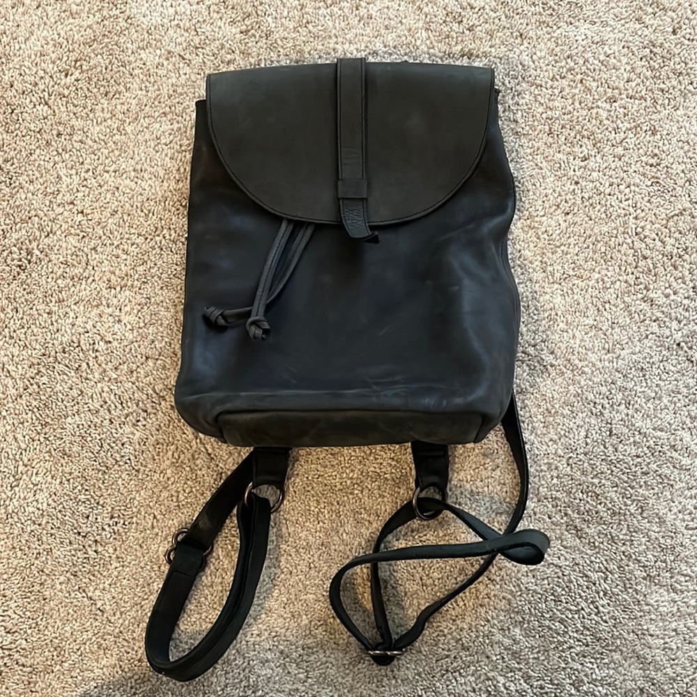 live fashionABLE black leather backpack